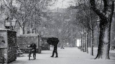 在雪steert行走的人
